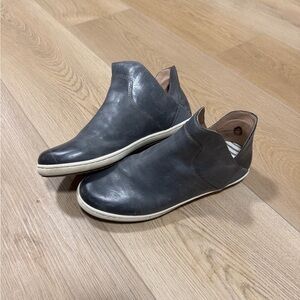 Women’s grey leather Taos Ankle Booties